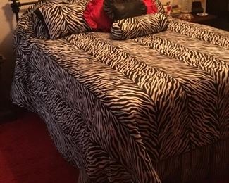 Bed & bedding in bedroom 2