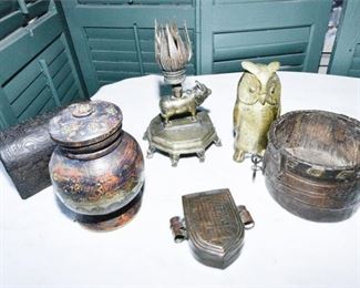 89. Grouping of Decorative Metallic Items