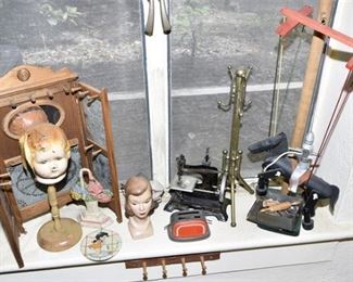 138. Grouping of Vintage Novelty Items