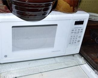 155. GE Countertop Turntable Microwave Oven