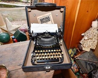 206. Small Antique CORONA Portable Typewriter wCase