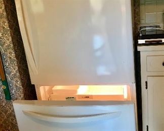 LG Refrigerator with lower freezer