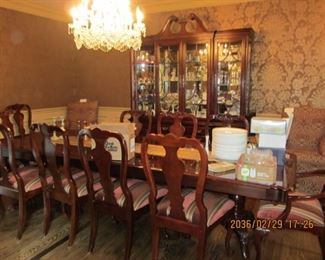 THOMASVILLE DINING ROOM WITH TABLE, LEAVES, 10 CHAIRS,  AND BREAKFRONT