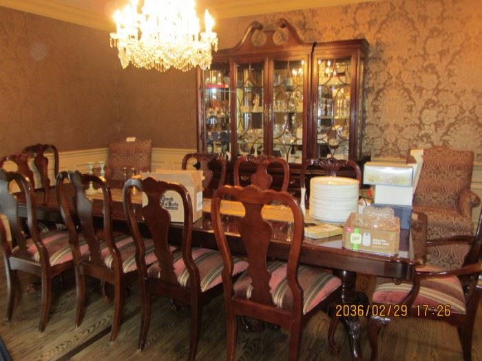THOMASVILLE DINING ROOM WITH TABLE, LEAVES, 10 CHAIRS,  AND BREAKFRONT