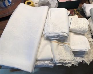 BEAUTIFUL LINENS INCLUDING TABLE AND BEDDING