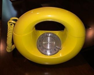 Vintage Sculptura yellow phone!
