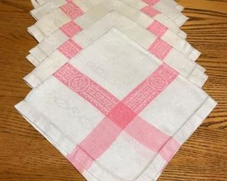 6 white napkins with red band