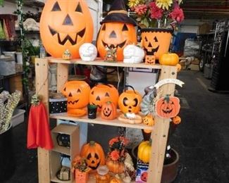 Assorted Halloween blow molds & decor