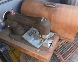 Vintage Singer sewing machine in case