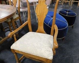 Solid Oak round dining room table with leaf & 4 chippendale style chairs (2) Arm (2) side