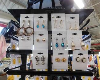 Assorted earrings some sterling 925, gold plated 925 & 14k