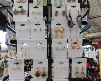 Assorted earrings some sterling 925, gold plated 925 & 14k