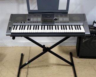 Yamaha YPT-400 66-Key Keyboard With Stand