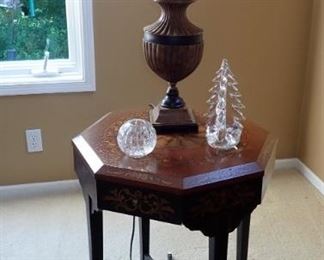 SIDE TABLE / TABLE LAMP