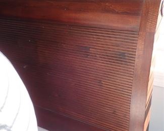 SLEIGH BED WITH RIDGE DETAILS / WITH TURNED LEGS / KING SIZE