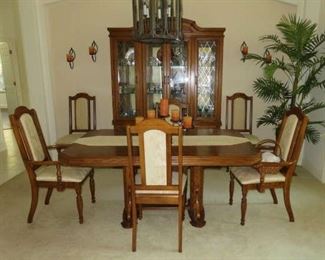 Dining Room Table w/6 Chairs & Matching China Hutch