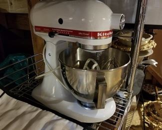 Like new Kitchenaid mixer with cover