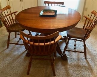 Table with 2 leaves and 4 chairs