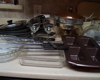 pie plates, bakeware, knives