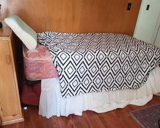 twin bed with trundle