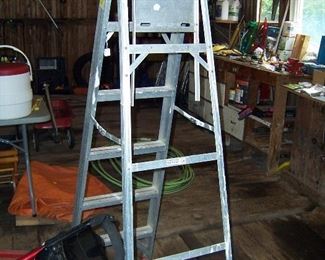 LIGHTWEIGHT ALUMINUM 6 FOOT LADDER