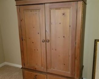 Entertainment armoire