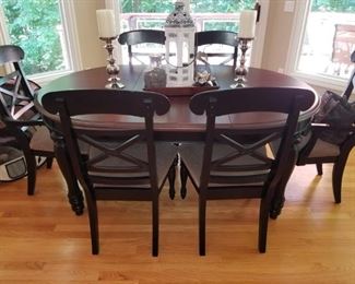 Dining room table with 6 chairs and 2 leaves
