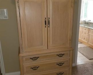 Entertainment armoire