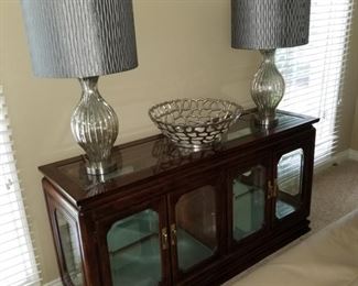 Display cabinet and lamps