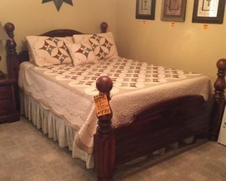 Dark Pine Vintage 4-Poster Cannonball Queen Bed