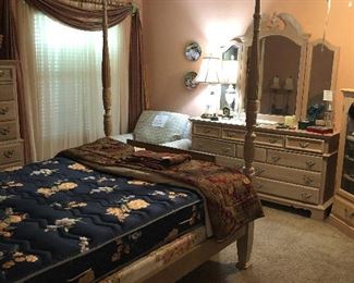 Queen Bedroom 4 poster bedroom Set, White Wash