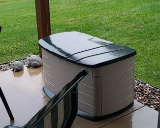 Plastic storage bin