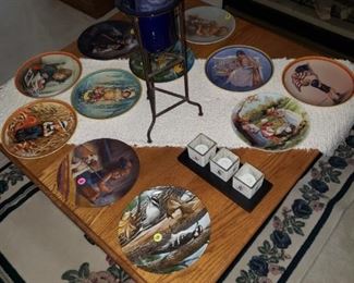 Collectible plates, area rug, mission style coffee table