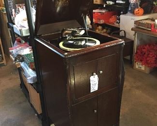 1923 Victrola upright record player... works