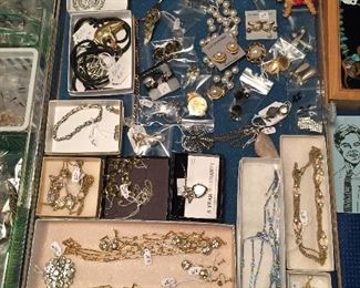 Nice assortment of jewelry