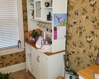 Hutch to match the table.
