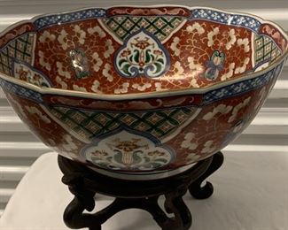 A JAPANESE IMARI ENAMELED PORCELAIN CENTER BOWL, Decorated in under-glaze cobalt and over-glaze rouge de faire with a centere garland; with stand.  Condition: Very good