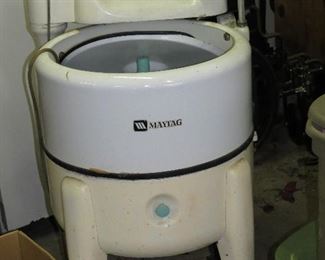 VINTAGE MAYTAG WASHER WITH RINGER.