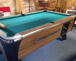 Budweiser pool table lamp; Dynamo pool table
