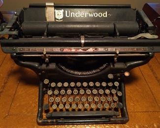 Fabby old Underwood typewriter.