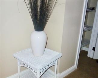 White wicker & iron table