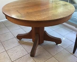 Round Oak table with two leaves