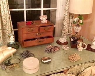 Vintage dressing table items, costume jewelry, Fenton lamp
