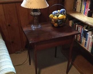 Wood End Table with Lamp and Wire Basket Decor https://ctbids.com/#!/description/share/228202