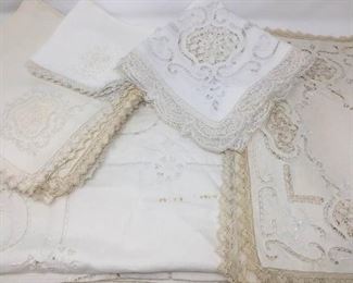 Vintage table linens ( 30 pieces) https://ctbids.com/#!/description/share/230997