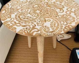 118. Carved Top 3 Legged Accent Table (18" x 21")