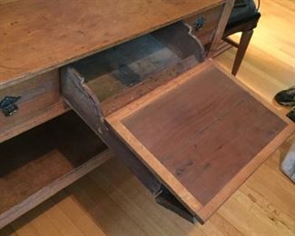 Great pull out drawer on entry table.