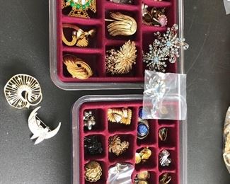 A full table of costume jewelry - no gold or sterling all costume jewelry .
