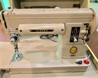 Singer sewing machine (1 available)