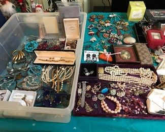 Lots of vintage jewelry